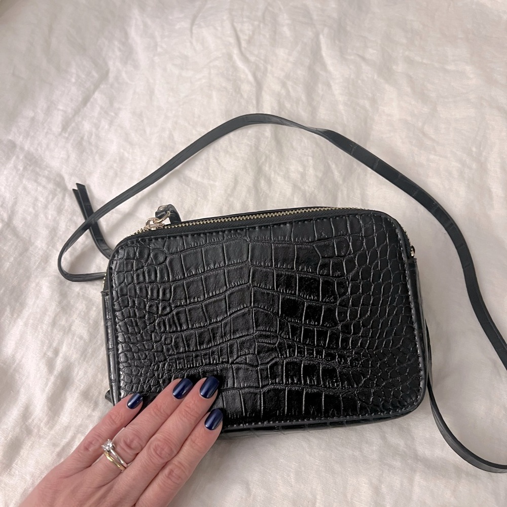 Vegan cocodrile leather crossbody bag
Black
H&M
